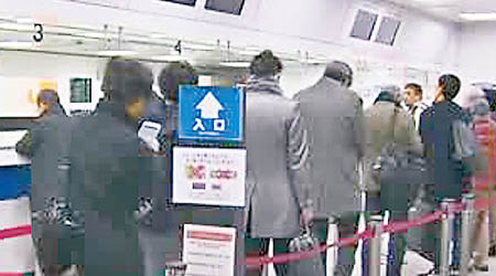 自動售票機故障，乘客要到櫃台購票。（電視畫面）