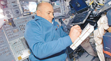 斯科特在太空艙執勤。
