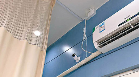 患者發現醫院的閉路電視鏡頭對正病床。（互聯網圖片）