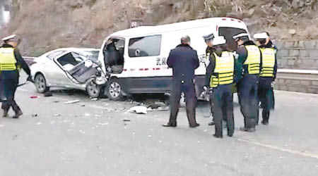 私家車與解款車迎頭相撞，零件散落一地。（互聯網圖片）