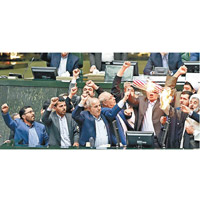 伊朗議員曾焚燒美國國旗，抗議特朗普退出伊朗核協議。（美聯社圖片）