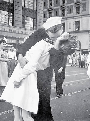 門敦薩（後）二戰後在紐約時代廣場擁吻弗里德曼（前）。（美聯社圖片）