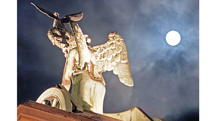 德國<br>超級月亮點亮了柏林夜空。（中新社圖片）