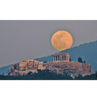 希臘<br>雅典衞城上空出現超級月亮。（美聯社圖片）
