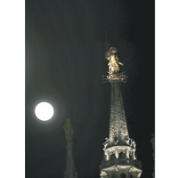 意大利<br>米蘭大教堂與滿月互相襯托。（美聯社圖片）