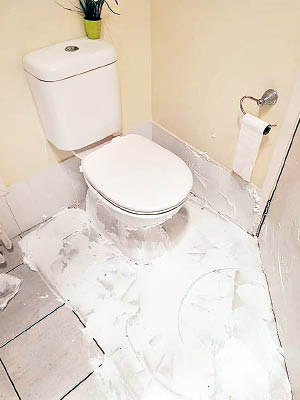 廁所布滿白泡的照片在網上瘋傳。