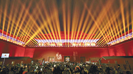 北京故宮博物院在元宵節當日開放夜場。（美聯社圖片）