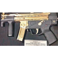 鍍金的MP5衝鋒槍有精緻花紋。