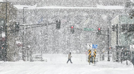 明尼蘇達州一處街道被大雪覆蓋。（美聯社圖片）