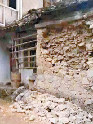 多間房屋在地震中受損。（互聯網圖片）
