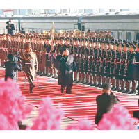 金正恩（中）離開平壤前檢閱軍隊。（美聯社圖片）