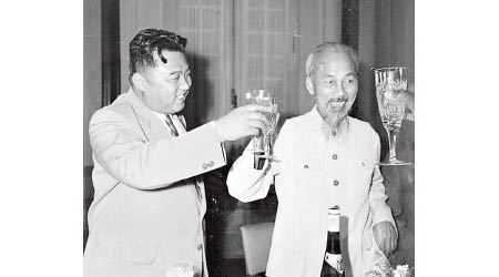 金日成（左）曾訪問越南，與前總理胡志明（右）會晤。（黑白圖片）