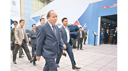 越南總理阮春福（中）前往河內國際傳媒中心視察。（美聯社圖片）