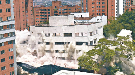 艾斯高巴的豪華大宅被炸毀。（美聯社圖片）