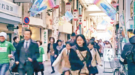 民眾在柳瀨商店街狂奔。（互聯網圖片）