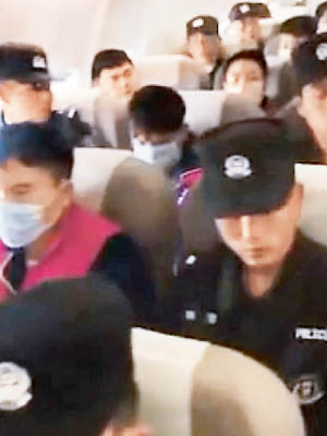 疑犯由警方押解下乘專機返溫州。（互聯網圖片）