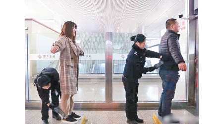 兩會期間，進京列車乘客需接受兩次安檢。（互聯網圖片）
