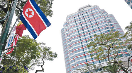 金正恩入住的美麗雅酒店外掛起北韓國旗。（美聯社圖片）