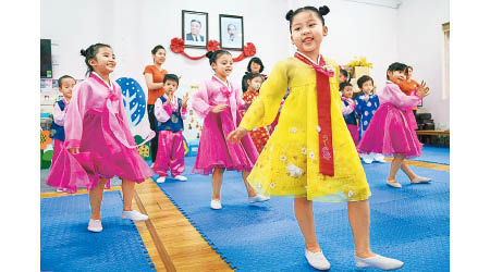 越朝友好幼稚園學生表演韓國傳統舞蹈。