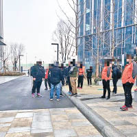 多名員工擁到「人人車」北京總部，追討工資。（互聯網圖片）