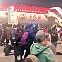 中國<br>川航客機折返成都後，乘客重新上機。（互聯網圖片）