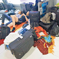泰國<br>大批旅客在曼谷的蘇凡納布米國際機場席地而睡。（美聯社圖片）