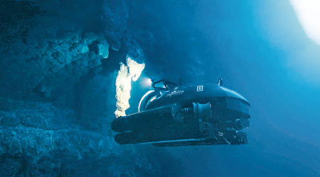 專家駕駛潛水艇，同時作聲納探測。