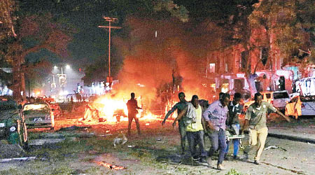 索馬里汽車炸彈襲擊造成大量傷亡，青年黨事後承認責任。