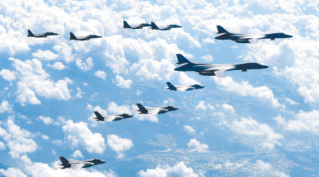 朝鮮半島局勢緊張期間，美軍出動隱形戰機及轟炸機赴南韓演習。（美聯社圖片）