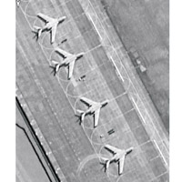 衞星照片顯示，四架轟6轟炸機停放在機場內。（互聯網圖片）
