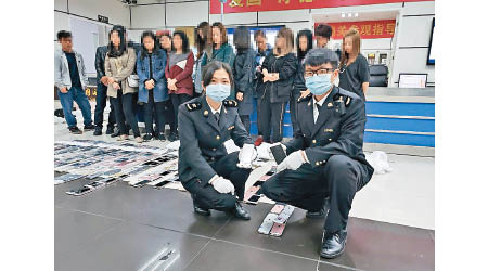 深圳灣口岸海關查獲大批手機。