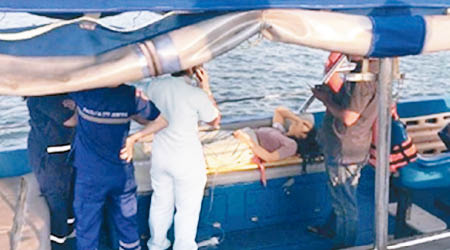獲救的金女躺在船上接受檢查。（互聯網圖片）