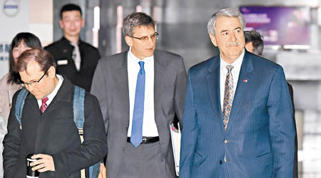 麥金尼（右）稱暫時無意派團赴北京談判。