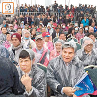 民眾冒雨出席王金平的造勢大會。（黃江洪攝）