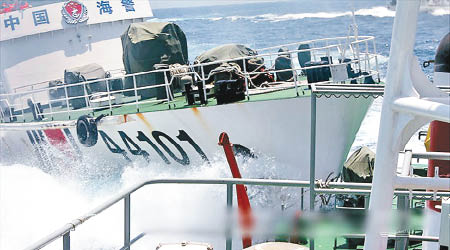 中國海警船不時與越南漁船發生衝突。