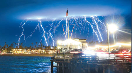 加州受暴雨侵襲，雷電交加。（美聯社圖片）