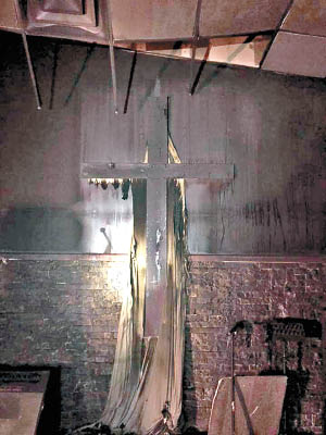 大火沒有燒毀教堂內的十字架。