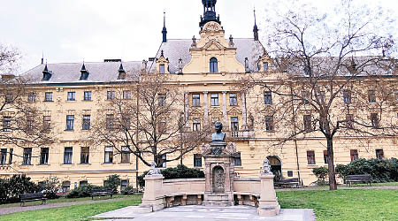 捷克政府建築物將舉行懸掛雪山獅子旗活動。（互聯網圖片）