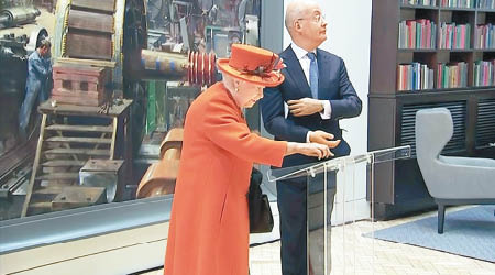 英女王（左）運用平板電腦初次玩Ig。（美聯社圖片）