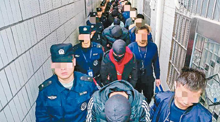 警員把疑犯從寧波押回深圳。（互聯網圖片）