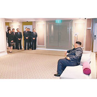 金正恩（右）在河內峰會前，在酒店內向隨行的北韓官員訓話。（電視畫面）