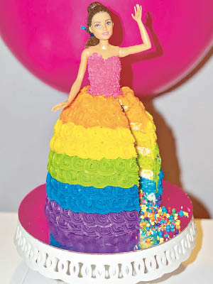 彩虹蛋糕裙內還有一堆美味糖果。（互聯網圖片）
