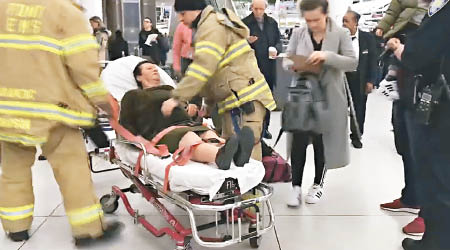 腳部受傷者送往醫院。（美聯社圖片）