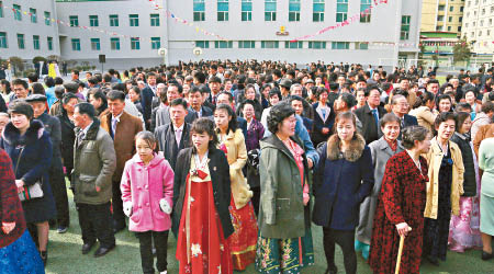 大批選民在票站外排隊。（美聯社圖片）