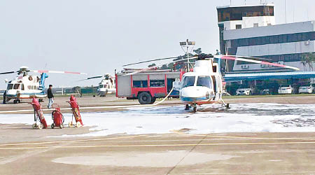 直升機停機坪留下大量消防泡沫。（互聯網圖片）