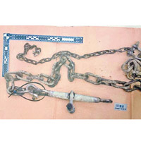 警方檢獲布里斯托綁住受害人的鐵鏈。