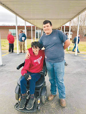 威爾遜（右）為奎爾斯（左）買下電動輪椅。（互聯網圖片）