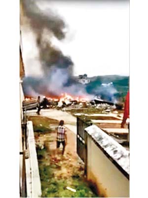 墜機現場發生大火及冒出濃煙。（互聯網圖片）