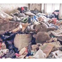 女童柳博芙的住處滿布垃圾及蟑螂。（互聯網圖片）