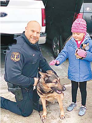 埃瑪（右）急不及待摸摸警犬。